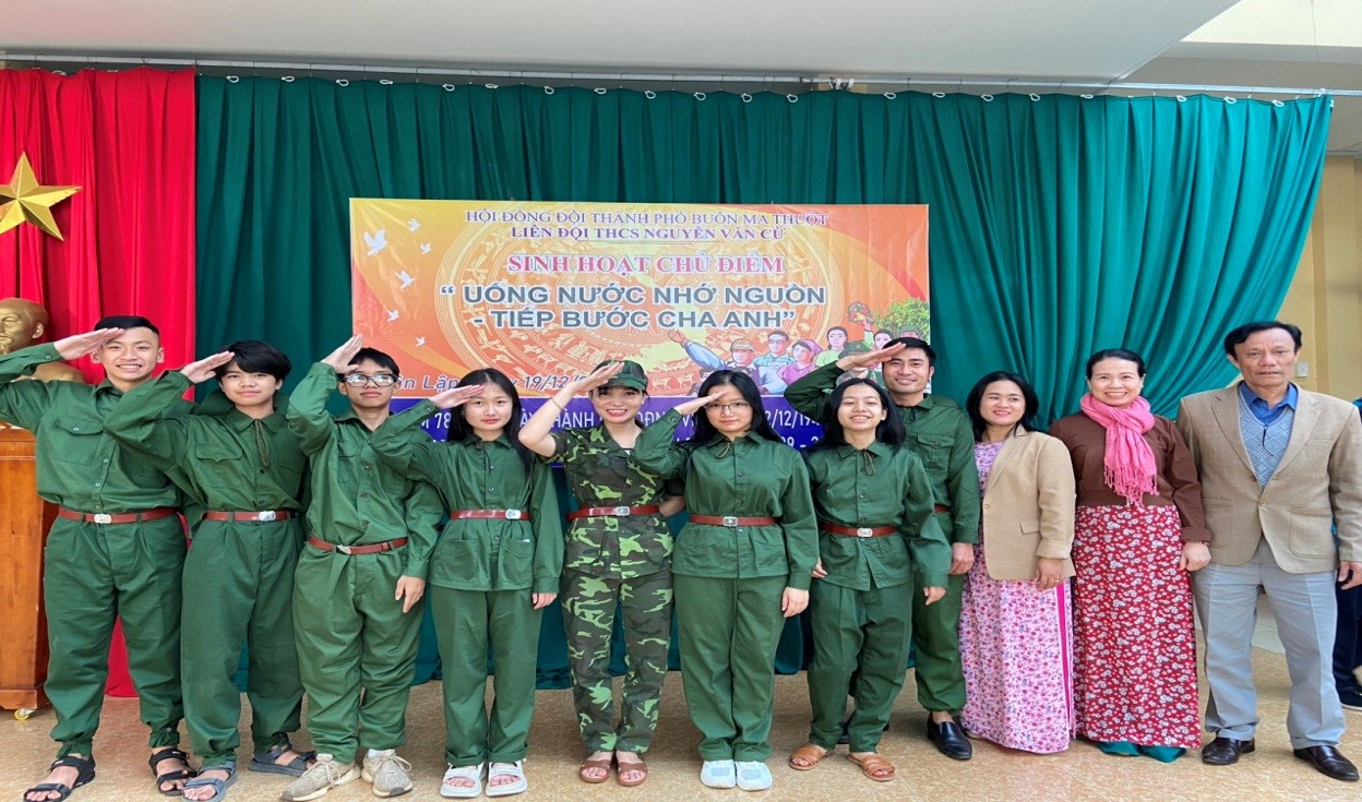 SINH HOẠT CHỦ ĐIỂM “UỐNG NƯỚC NHỚ NGUỒN TIẾP BƯỚC CHA ANH”