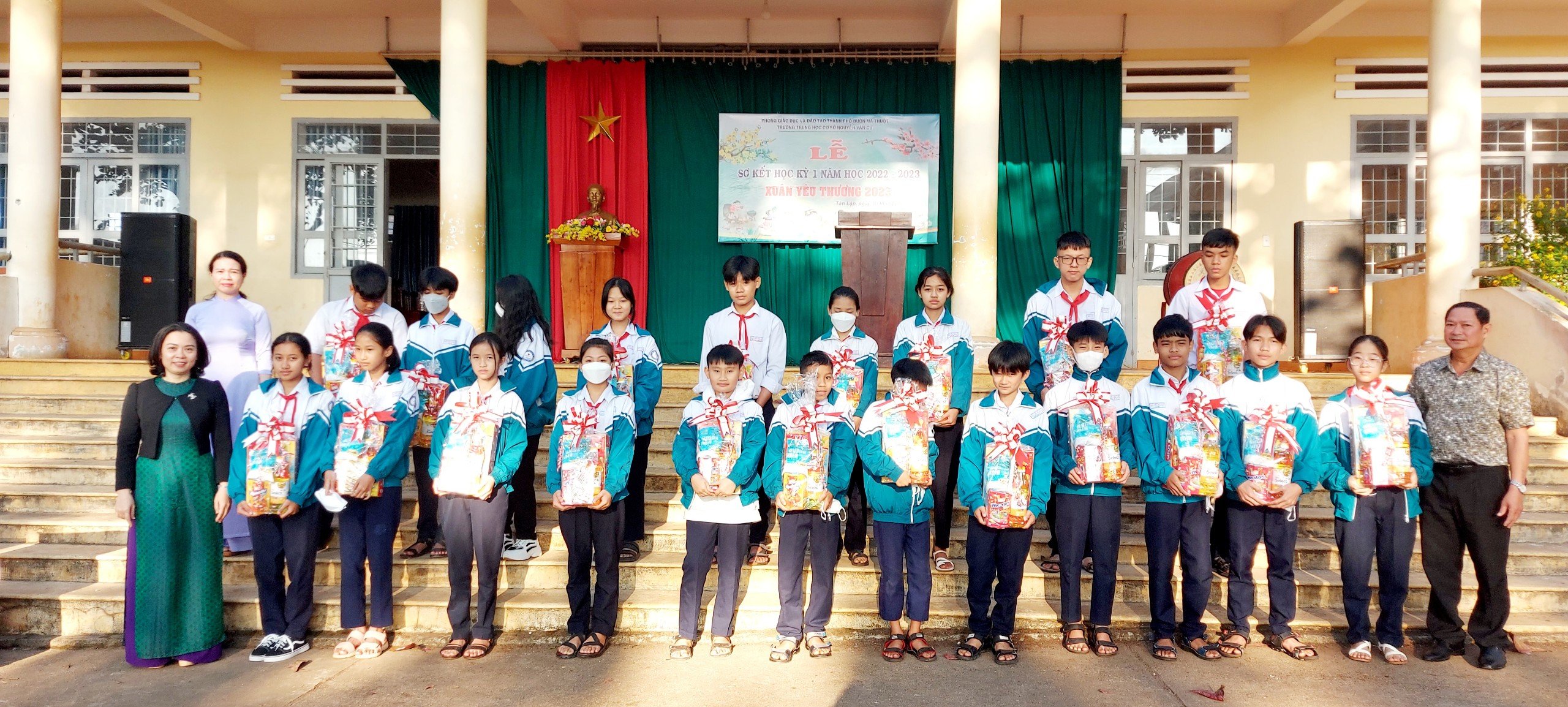 BUỔI LỄ SƠ KẾT VÀ PHÁT THƯỞNG HỌC KỲ 1 NĂM HỌC 2022 -2023 BUỔI LỄ SƠ KẾT VÀ PHÁT THƯỞNG HỌC KỲ 1 NĂM HỌC 2022 -2023