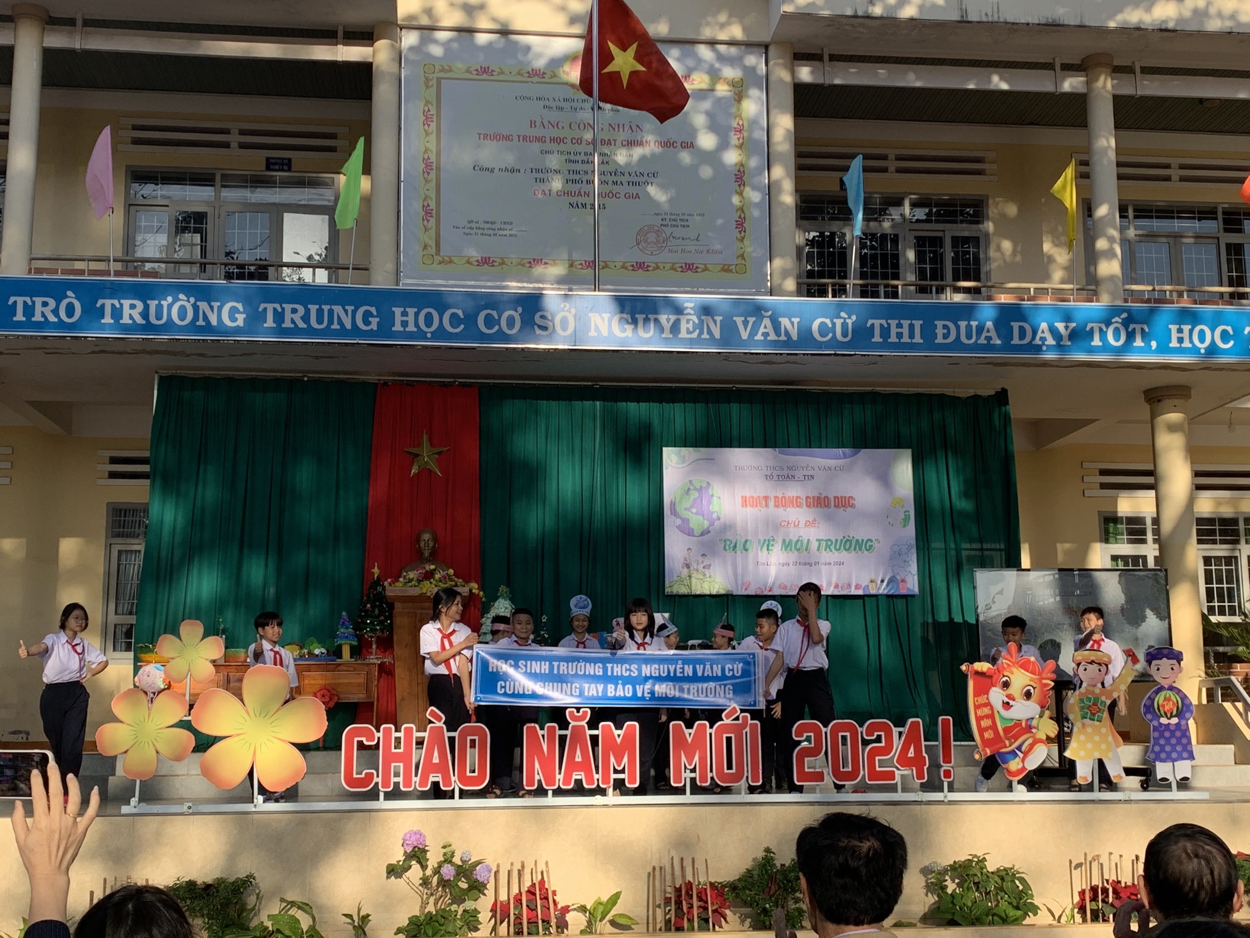 HOẠT ĐỘNG GIÁO DỤC VỚI CHỦ ĐỀ “HỌC SINH TRƯỜNG THCS NGUYỄN VĂN CỪ CHUNG TAY BẢO VỆ MÔI TRƯỜNG” HOẠT ĐỘNG GIÁO DỤC VỚI CHỦ ĐỀ “HỌC SINH TRƯỜNG THCS NGUYỄN VĂN CỪ CHUNG TAY BẢO VỆ MÔI TRƯỜNG”