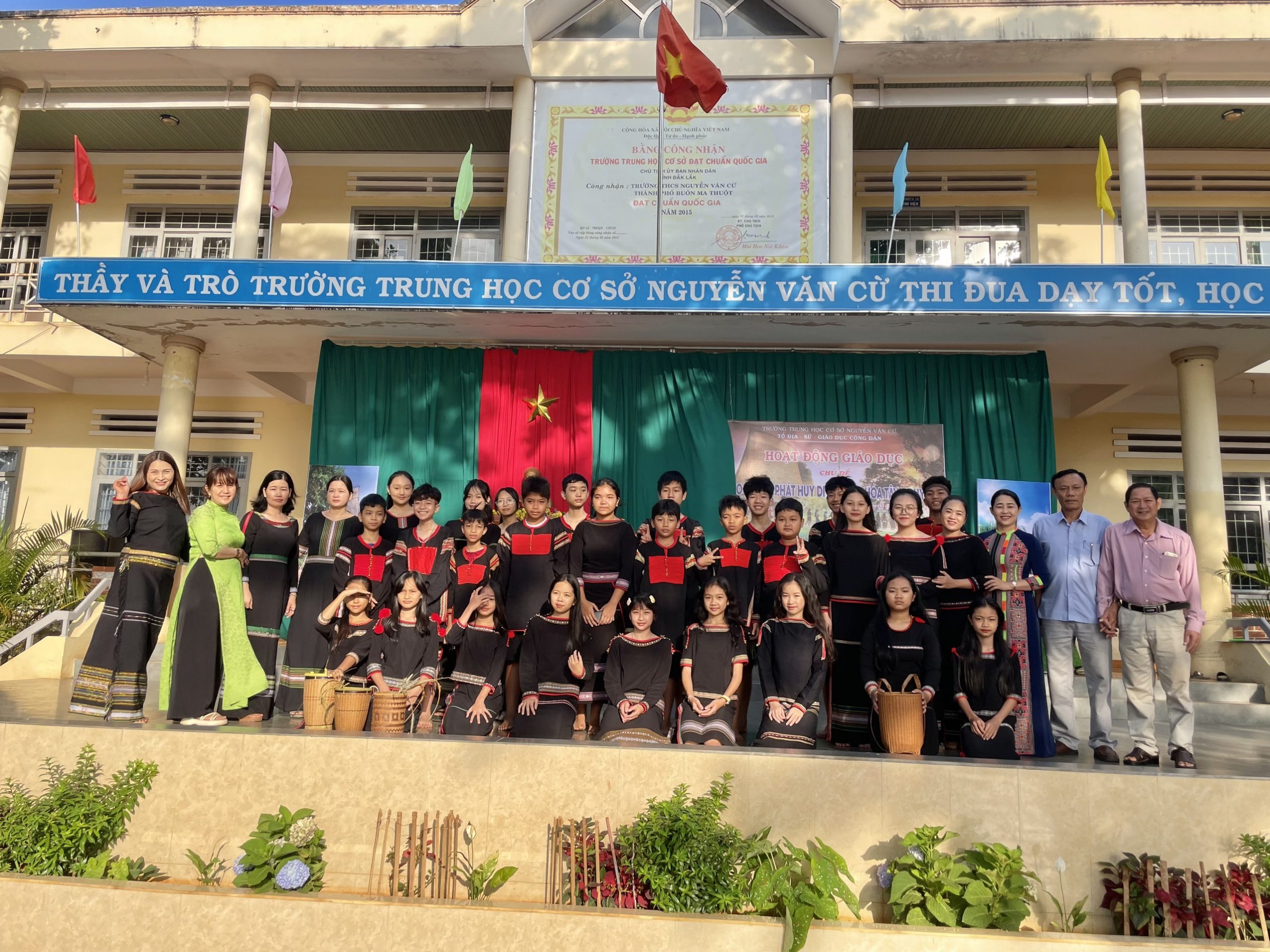 HOẠT ĐỘNG GIÁO DỤC VỚI CHỦ ĐỀ “BẢO TỒN VÀ PHÁT HUY DI SẢN TÂY NGUYÊN” HOẠT ĐỘNG GIÁO DỤC VỚI CHỦ ĐỀ “BẢO TỒN VÀ PHÁT HUY DI SẢN TÂY NGUYÊN”